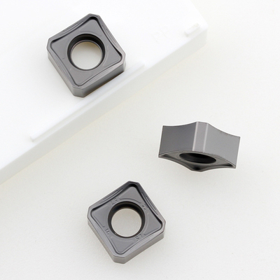 PVD et CVD revêtements inserts de fraisage au carbure pour améliorer les performances sur l'acier trempé et le fer ductile